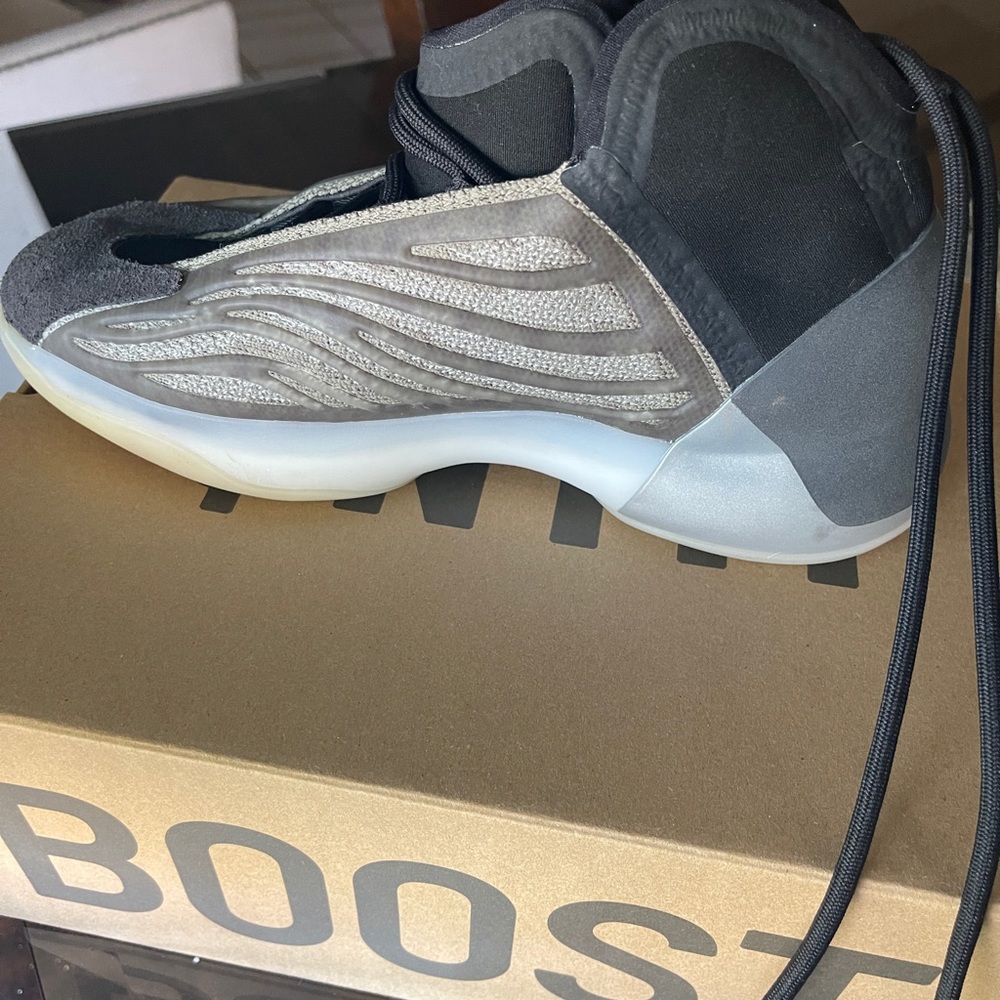 Yeezy Qntm - Picture 2 of 5
